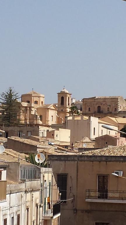 Casa Tamy A Pochi Passi Dal Centro Di Noto Villa Camera foto